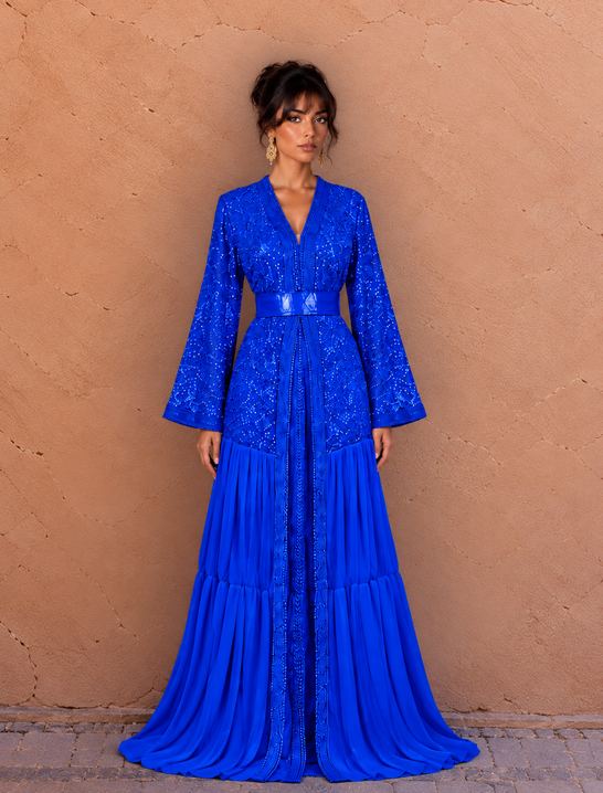 Sara Bleu Roi takchita in koningsblauw chiffon met bloemborduurwerk
