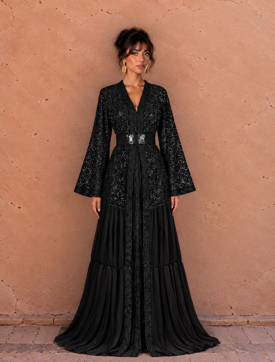 Sara Noir takchita in zwart chiffon met bloemborduurwerk