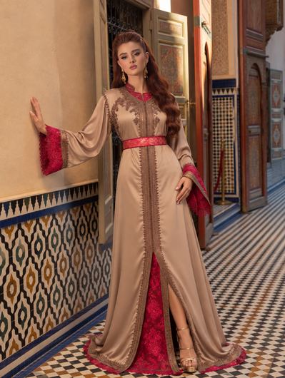 Zahira Rouge takchita in champagnesatijn met rood kant
